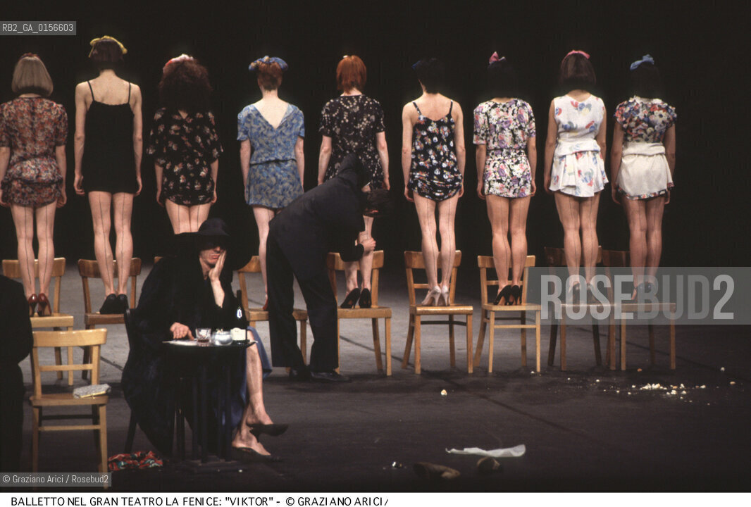 -Venezia,1992. Gran Teatro la Fenice. Balletto Viktor, coreografia di Pina Bausch, corpo di ballo Tanztheater Wuppertal.Tanztheater Wuppertal Pina Bausch Danza balletto coreografia Viktor.-Venice,1992. Gran Teatro la Fenice. Dance ballet Viktor, choreographed by Pina Bausch, Tanztheater Wuppertal dancers chorus  ©Graziano Arici/Rosebud2 .La cessione dei diritti di questa immagine si intende per quanto di nostra competenza. Non comprende invece le eventuali spese  relative a diritti che potranno essere richiesti dagli Enti o persone fisiche cui appartengono eventualmente i soggetti  ripresi. Tali costi, ove necessari, e l’espletamento di qualsivoglia pratica di richiesta di concessione del permesso di pubblicazione sono esclusivamente a carico e a cura del soggetto acquirente di questa immagine.