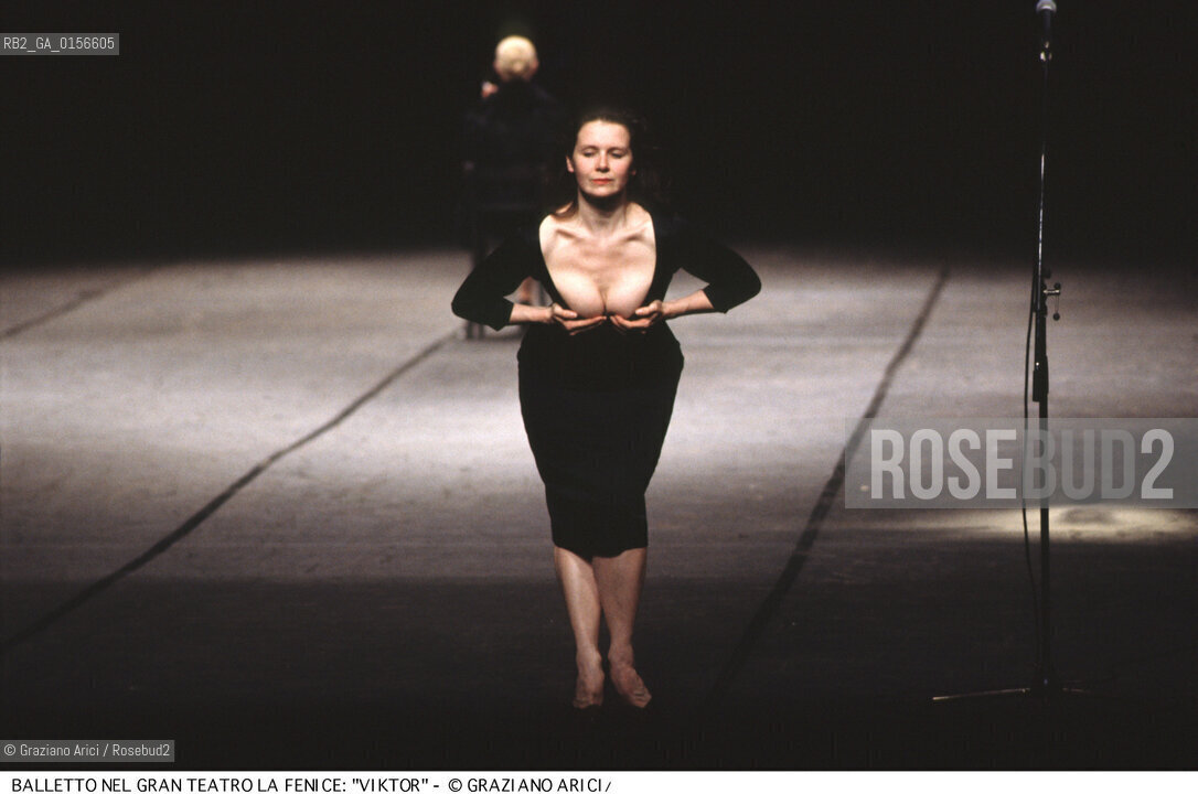 -Venezia,1992. Gran Teatro la Fenice. Balletto Viktor, coreografia di Pina Bausch, corpo di ballo Tanztheater Wuppertal.Tanztheater Wuppertal Pina Bausch Danza balletto coreografia Viktor.-Venice,1992. Gran Teatro la Fenice. Dance ballet Viktor, choreographed by Pina Bausch, Tanztheater Wuppertal dancers chorus  ©Graziano Arici/Rosebud2 .La cessione dei diritti di questa immagine si intende per quanto di nostra competenza. Non comprende invece le eventuali spese  relative a diritti che potranno essere richiesti dagli Enti o persone fisiche cui appartengono eventualmente i soggetti  ripresi. Tali costi, ove necessari, e l’espletamento di qualsivoglia pratica di richiesta di concessione del permesso di pubblicazione sono esclusivamente a carico e a cura del soggetto acquirente di questa immagine.