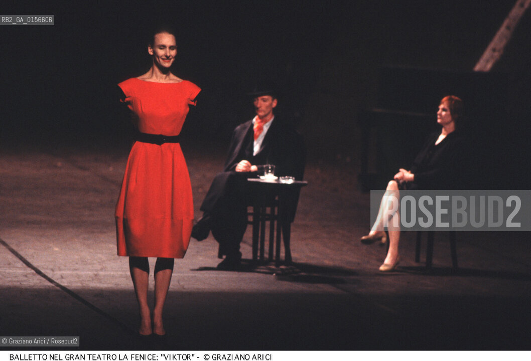 -Venezia,1992. Gran Teatro la Fenice. Balletto Viktor, coreografia di Pina Bausch, corpo di ballo Tanztheater Wuppertal.Tanztheater Wuppertal Pina Bausch Danza balletto coreografia Viktor.-Venice,1992. Gran Teatro la Fenice. Dance ballet Viktor, choreographed by Pina Bausch, Tanztheater Wuppertal dancers chorus  ©Graziano Arici/Rosebud2 .La cessione dei diritti di questa immagine si intende per quanto di nostra competenza. Non comprende invece le eventuali spese  relative a diritti che potranno essere richiesti dagli Enti o persone fisiche cui appartengono eventualmente i soggetti  ripresi. Tali costi, ove necessari, e l’espletamento di qualsivoglia pratica di richiesta di concessione del permesso di pubblicazione sono esclusivamente a carico e a cura del soggetto acquirente di questa immagine.