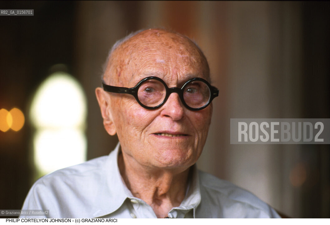 Nome: .JOHNSON PHILIP CORTELYON .Descrizione: .ARCHITETTURA ARCHITETTO SAGGISTA ( POST-MODERNO ) / OCCHIALI .ARCHITECTURE ARCHITECT ESSAYIST (POST-MODERNISM )  / GLASSES.Credit: ©Graziano Arici/Rosebud2 / Costo: .A.Nazione: .USA.Cittˆ: .VENEZIA.VENICE.Data: .1999.