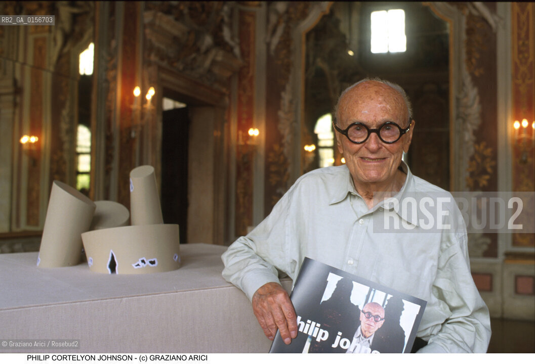 Nome: .JOHNSON PHILIP CORTELYON .Descrizione: .ARCHITETTURA ARCHITETTO SAGGISTA ( POST-MODERNO ) .ARCHITECTURE ARCHITECT ESSAYIST (POST-MODERNISM ).Credit: ©Graziano Arici/Rosebud2 / Costo: .A.Nazione: .USA.Cittˆ: .VENEZIA.VENICE.Data: .1999.