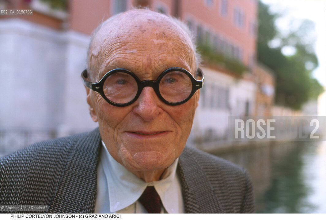 Nome: .JOHNSON PHILIP CORTELYON .Descrizione: .ARCHITETTURA ARCHITETTO SAGGISTA ( POST-MODERNO ) / OCCHIALI /  A VENEZIA.ARCHITECTURE ARCHITECT ESSAYIST (POST-MODERNISM ) / GLASSES / IN VENICE.Credit: ©Graziano Arici/Rosebud2 / Costo: .A.Nazione: .USA.Cittˆ: .VENEZIA.VENICE.Data: .1999.