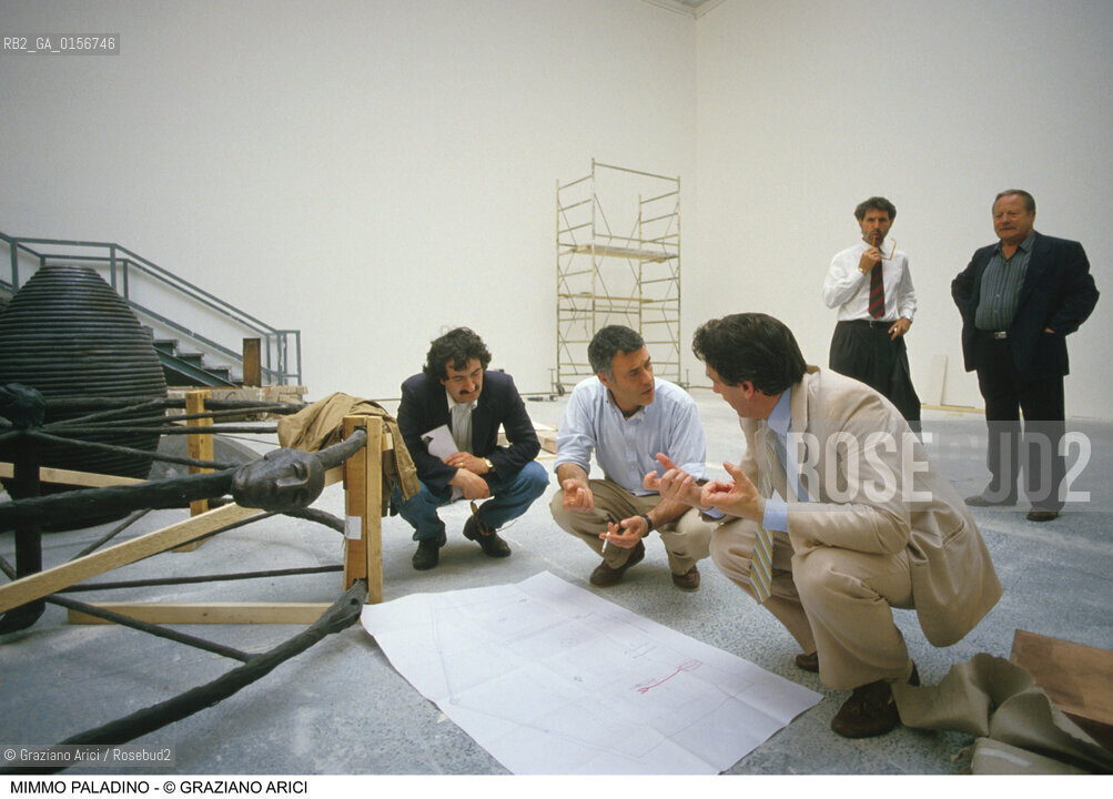 Nome: .PALADINO MIMMO.Descrizione: .ARTE BIENNALE / CON IL CRITICO GIOVANNI CARANDENTE.Credit: ©Graziano Arici/Rosebud2 / Costo: .A.Nazione: .ITALIA.Cittˆ: .VENEZIA.Data: .1988.