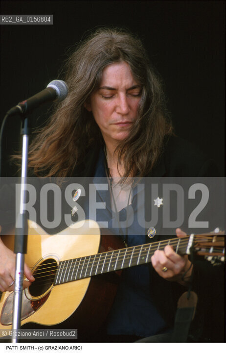 Nome: .SMITH PATTI.Descrizione: .MUSICA ROCK CANTANTE LETTERATURA POETESSA / SUONA LA CHITARRA.ROCK MUSIC SINGER LITERATURE POETESS / PLAY THE GUITAR.Credit: ©Graziano Arici/Rosebud2 / Costo: .A.Nazione: .USA.Cittˆ: .VENEZIA.VENICE.Data: .1999.