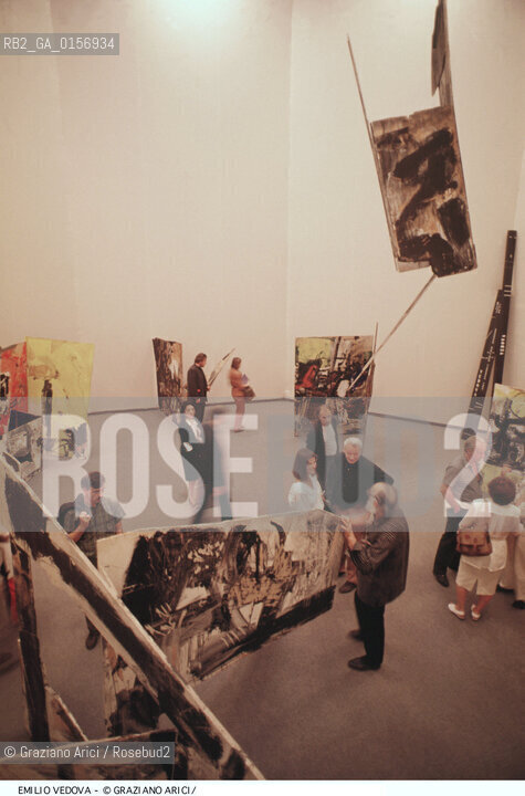 Localizzazione:.VENEZIA / CASTELLO.VENICE  / CASTELLO.Oggetto:.Soggetto:.XLIV ESPOSIZIONE INTERNAZIONALE DARTE LA BIENNALE DI VENEZIA / ABSURDES BERLINER TAGEBUCH,  OPERA DI EMILIO VEDOVA AL PADIGLIONE ITALIA.XLIV INTERNATIONAL ART EXHIBITION LA BIENNALE DI VENEZIA / EMILIO VEDOVAS WORK ABSURDES BERLINER TAGEBUCH  IN ITALY PAVILION.Cronologia:.Definizione Culturale:.   Autore:.   Stile:.   Editori/Stampatori:.   Committenza:.Materia e Tecnica:.Collocazione:.BIENNALE ARTE.Riproduzione Fotografica:.©Graziano Arici/Rosebud2 Copyright: ©Graziano Arici/Rosebud2 /  .Data:.1990.Costo:.A.