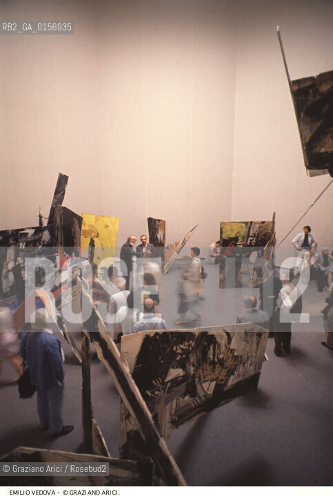 Localizzazione:.VENEZIA / CASTELLO.VENICE  / CASTELLO.Oggetto:.Soggetto:.XLIV ESPOSIZIONE INTERNAZIONALE DARTE LA BIENNALE DI VENEZIA / ABSURDES BERLINER TAGEBUCH,  OPERA DI EMILIO VEDOVA AL PADIGLIONE ITALIA.XLIV INTERNATIONAL ART EXHIBITION LA BIENNALE DI VENEZIA / EMILIO VEDOVAS WORK ABSURDES BERLINER TAGEBUCH  IN ITALY PAVILION.Cronologia:.Definizione Culturale:.   Autore:.   Stile:.   Editori/Stampatori:.   Committenza:.Materia e Tecnica:.Collocazione:.BIENNALE ARTE.Riproduzione Fotografica:.©Graziano Arici/Rosebud2 Copyright: ©Graziano Arici/Rosebud2 /  .Data:.1990.Costo:.A.