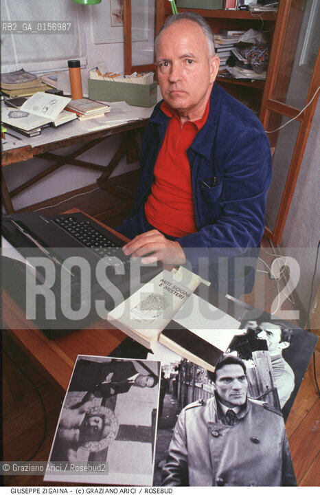 Nome: .ZIGAINA GIUSEPPE.Descrizione: .ARTE PITTORE / IN STUDIO CON FOTO DI PASOLINI.Credit: ©Graziano Arici/Rosebud2 / Costo: .A.Nazione: .ITALIA.Cittˆ: .VENEZIA.Data: .1988.
