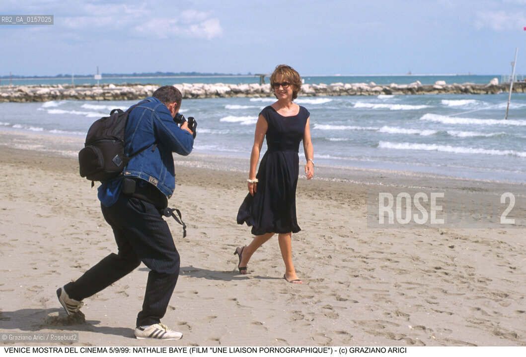 Nome:.BAYE NATHALIE.Descrizione:.CINEMA ATTRICE SPIAGGIA FOTOGRAFO MOSTRA DEL CINEMA.Credit:.©Graziano Arici/Rosebud2 Costo:.A.Nazione:.FRANCIA.Cittˆ:..Data:.1999.