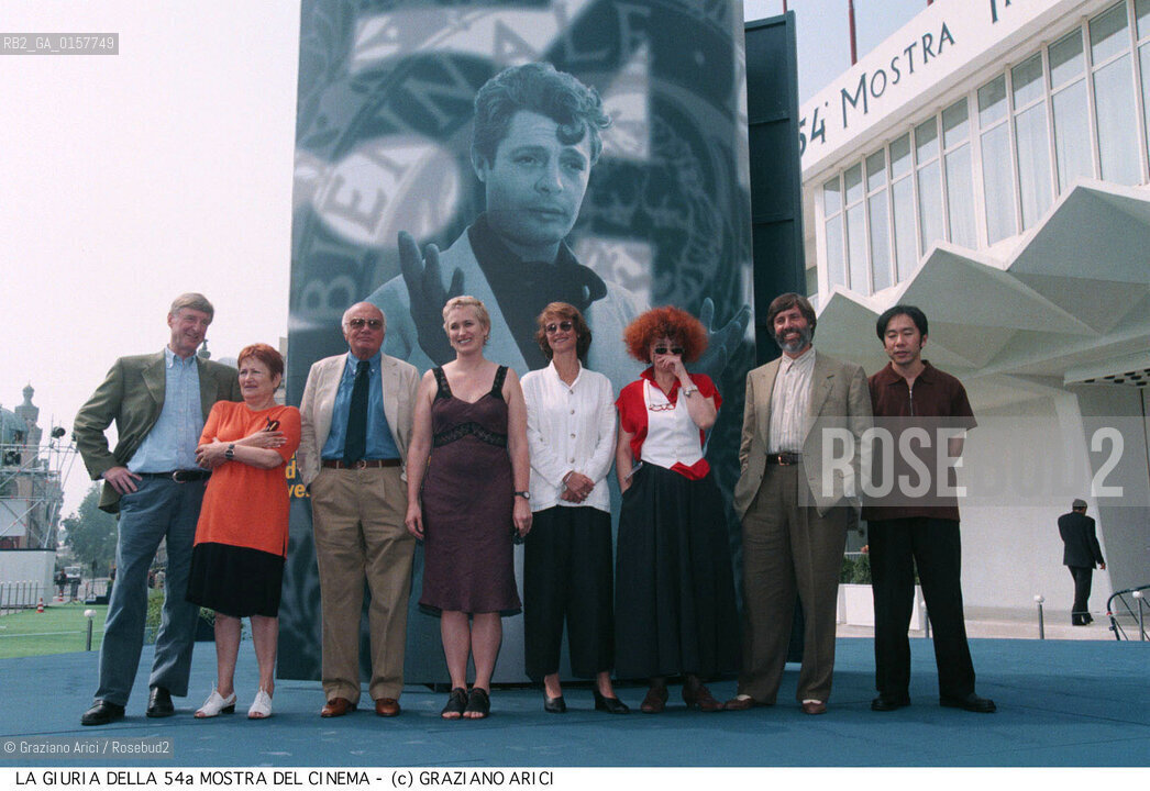 Nome:.GIURIA DELLA 54. MOSTRA DEL CINEMA DI VENEZIA .Descrizione:.I REGISTI JANE CAMPION, VERA BELMONT, NANA DJORDJADZE, FRANCESCO ROSI E SHJNYA TSUKAMOTO, LO SCENEGGIATORE RON BASS, IL  CRITICO PETER BUCHKA E LATTRICE CHARLOTTE RAMPLING / PALAZZO DEL CINEMA DEL LIDO.Credit:.©Graziano Arici/Rosebud2 Costo:.A.Nazione:..Cittˆ:..Data:.1997