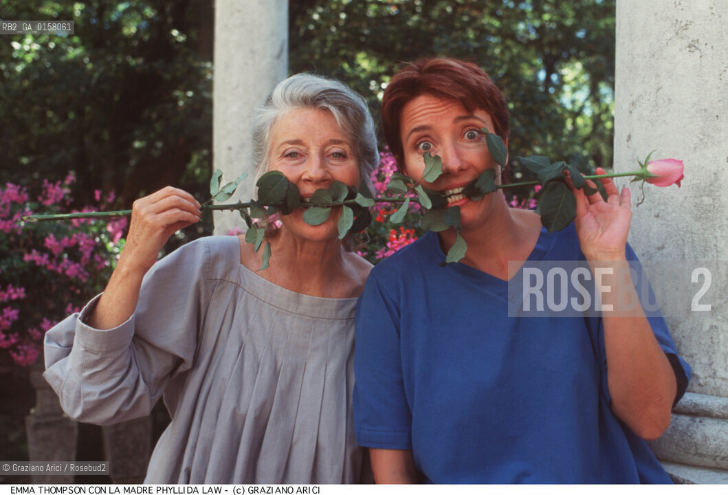 Nome:.THOMPSON EMMA.Descrizione:.CINEMA ATTRICE / CON LA MADRE PHYLLIDA LAW ALLA MOSTRA DEL CINEMA / CON FIORE (ROSA).Credit:.©Graziano Arici/Rosebud2 Costo:.A.Nazione:.GRAN BRETAGNA.Cittˆ:.VENEZIA.Data:.1997.