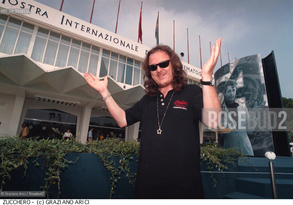 Nome: .ZUCCHERO.Descrizione:.alias ADELMO FORNACIARI / MUSICA POP ROCK BLUES CANTANTE / DAVANTI AL PALAZZO DEL CINEMA ALLA MOSTRA DEL CINEMA.Credit: ©Graziano Arici/Rosebud2 Costo: .A.Nazione: .ITALIA.Cittˆ: ..Data: .1997