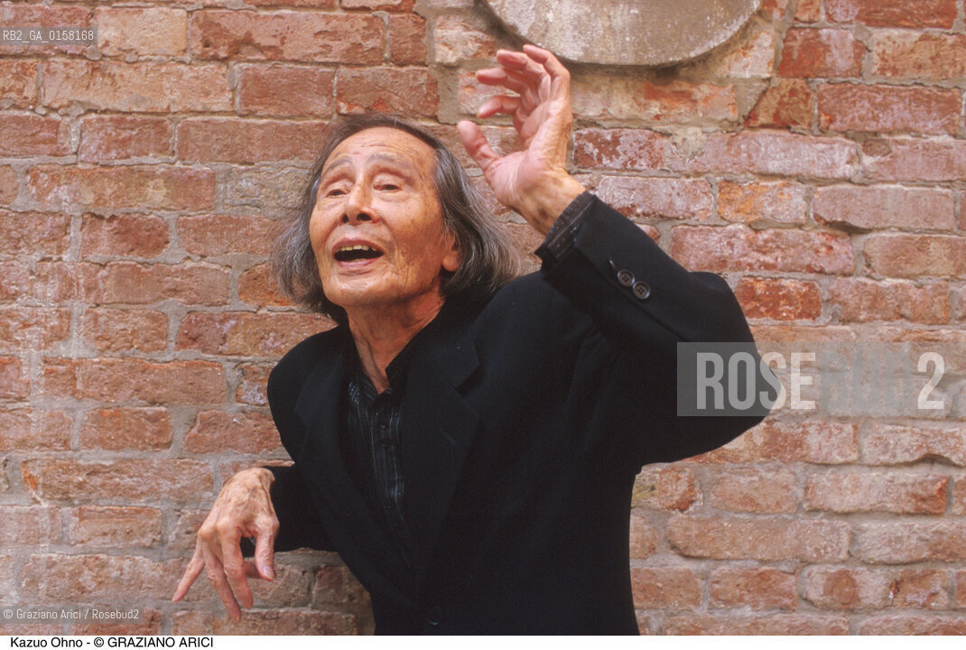 Nome:.KAZUO OHNO.Descrizione:.TEATRO BUTOH DANZA BALLERINO.Credit:.©Graziano Arici/Rosebud2 Costo:.A.Nazione:.GIAPPONE.Cittˆ:..Data:.1999.