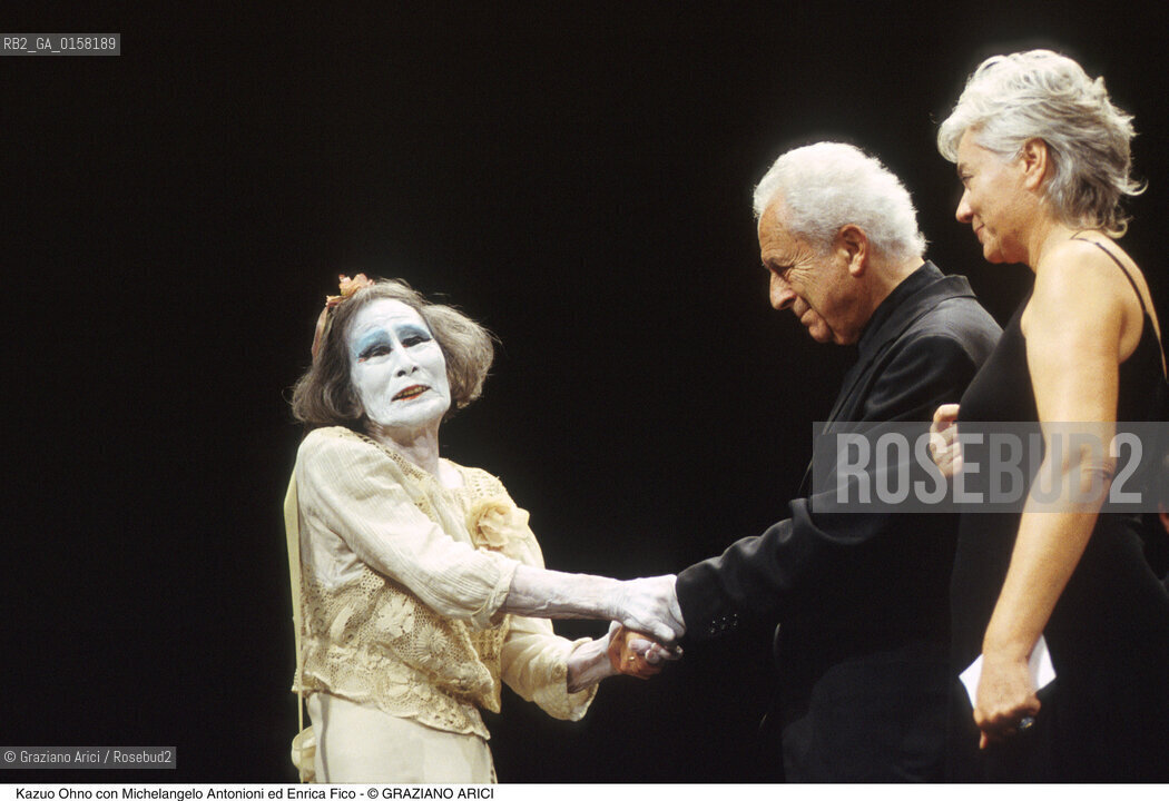 Nome:.KAZUO OHNO.Descrizione:.TEATRO BUTOH DANZA BALLERINO CON MICHELANGELO ANTONIONI E LA MOGLIE ENRICA FICO.Credit:.©Graziano Arici/Rosebud2 Costo:.A.Nazione:.GIAPPONE.Cittˆ:..Data:.1999.