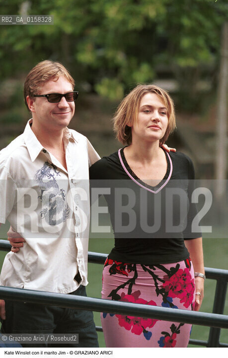 Nome:.WINSLET KATE.Descrizione:.CINEMA ATTRICE CON IL MARITO JIM / MOSTRA DEL CINEMA.Credit:.©Graziano Arici/Rosebud2 Costo:.A.Nazione:.USA.Cittˆ:..Data:.1999.