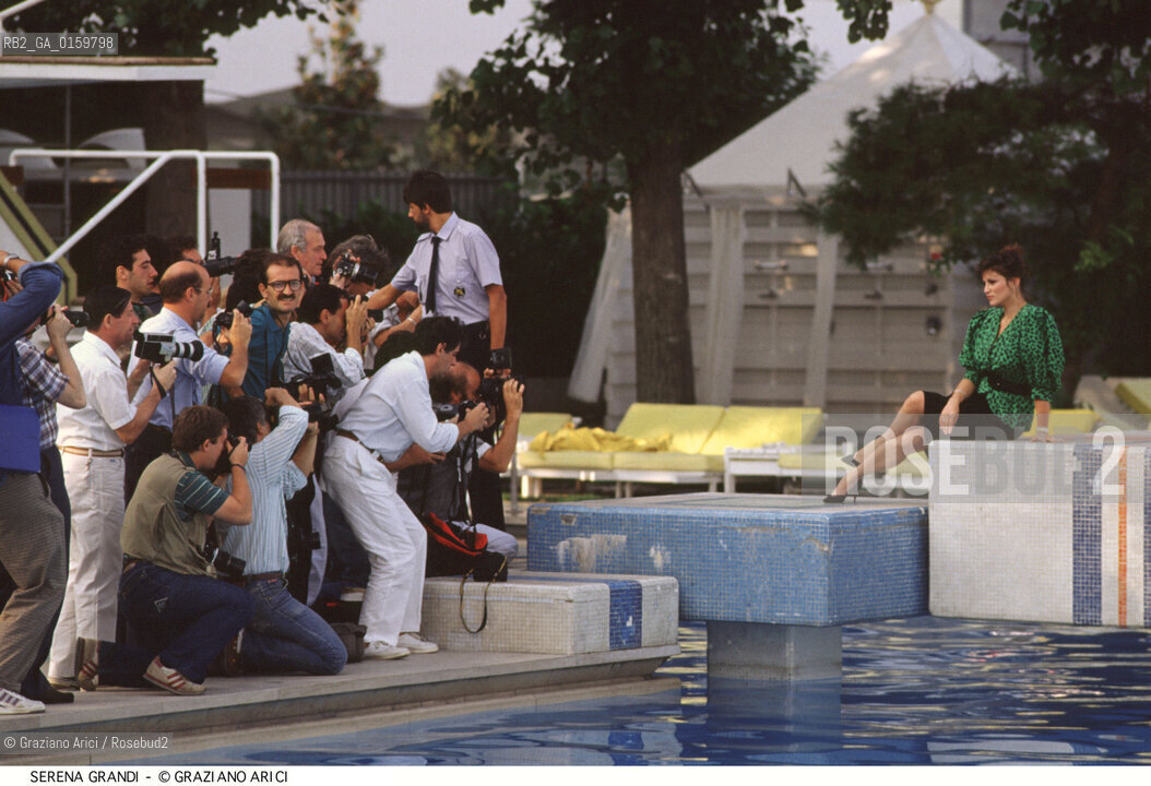 Nome: .GRANDI SERENA.Descrizione: .CINEMA ATTRICE/ALLA MOSTRA DEL CINEMA DI VENEZIA/FOTOGRAFI.Credit: ©Graziano Arici/Rosebud2 / Costo: .A.Nazione: .ITALIA.Cittˆ: .VENEZIA.Data: .1988.