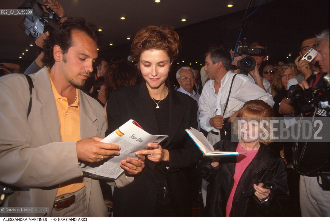 Caption: Nome: .MARTINES ALESSANDRA.Descrizione: .CINEMA ATTRICE DANZA BALLERINA / CON FANS.Credit: ©Graziano Arici/Rosebud2 / Costo: .A.Nazione: .ITALIA.Cittˆ: ..Data: .1996