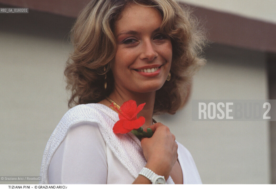 Nome: .PINI TIZIANA.Descrizione: .CINEMA ATTRICE/CON UN PAPAVERO (FIORE).Credit: ©Graziano Arici/Rosebud2 / Costo: .A.Nazione: .ITALIA.Cittˆ: .VENEZIA.Data: .1992.