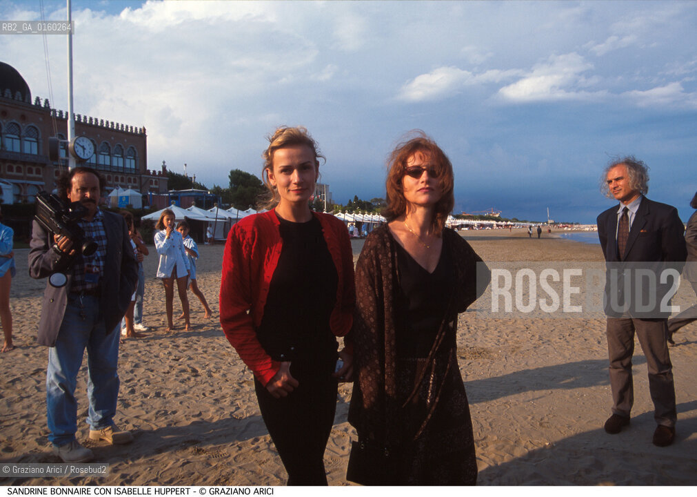 Caption: Nome:.HUPPERT ISABELLE.Descrizione:.CINEMA ATTRICE / CON  SANDRINE BONNAIRE AL MARE.CINEMA ACTRESS / WITH  SANDRINE BONNAIRE.Credit:.Graziano Arici/Rosebud2/.Costo:.A.Nazione:.FRANCIA.FRANCE.Cittˆ:..Data:.1995