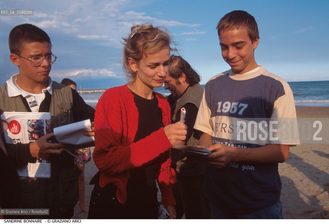 Caption: Nome:.BONNAIRE SANDRINE.Descrizione:.CINEMA ATTRICE / MOSTRA DEL CINEMA FANS AUTOGRAFI.CINEMA ACTRESS / {VENICE} FILM FESTIVAL.Credit:.Graziano Arici/Rosebud2/.Costo:.A.Nazione:.FRANCIA.FRANCE.Cittˆ:..Data:.1998