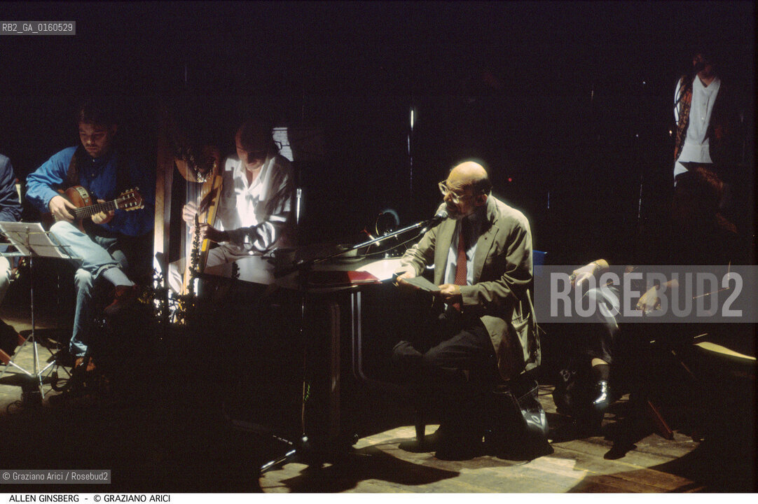 Caption: Nome: .PIVANO FERNANDA.Descrizione: .LETTERATURA AMERICANA CRITIC0 TRADUTTRICE SAGGISTA/CON I POETI ALLEN GINSBERG (BEAT GENERATION) E ANDREA ZANZOTTO.Credit: ©Graziano Arici/Rosebud2 / Costo: .A.Nazione: .ITALIA.Cittˆ: ..Data: .1996