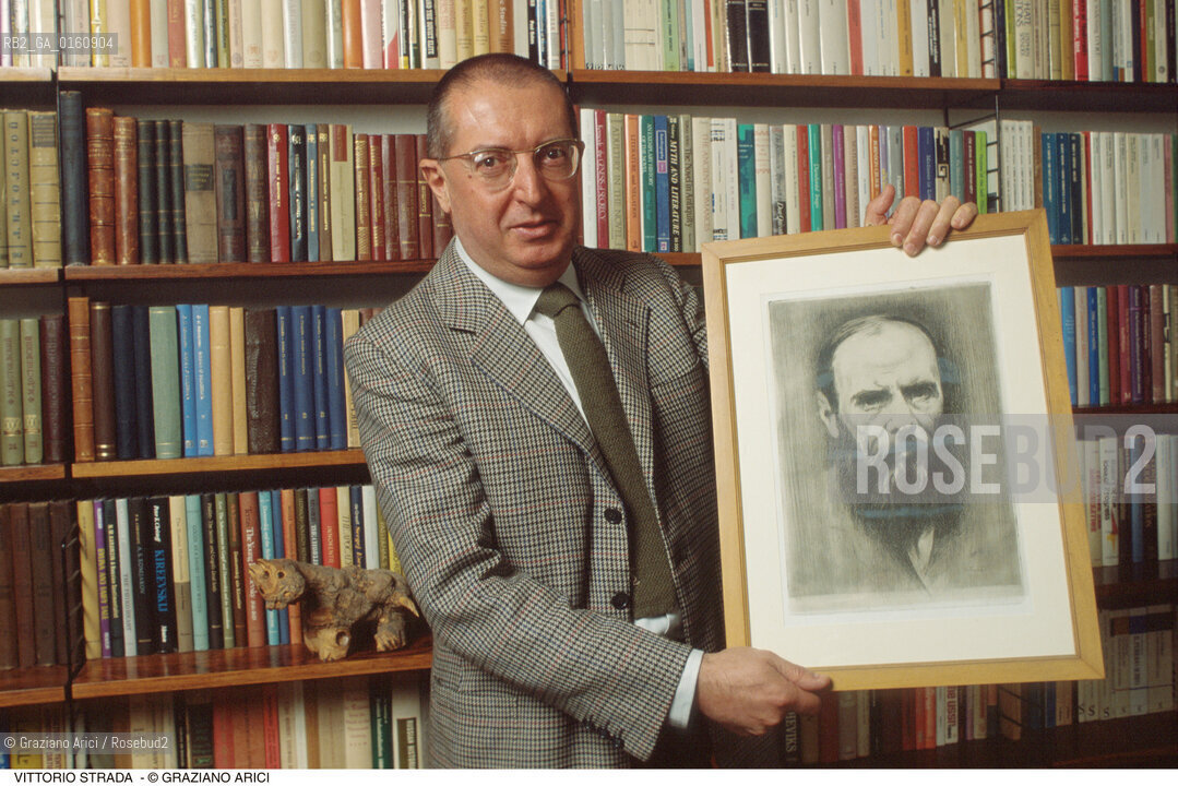 Caption: Nome: .STRADA VITTORIO.Descrizione: .LETTERATURA STORICO SAGGISTA SLAVISTA/NELLA SUA CASA CON UN RITRATTO DI DOSTOEVSKIJ /LIBRI.Credit: ©Graziano Arici/Rosebud2 / Costo: .A.Nazione: .ITALIA.Cittˆ: ..Data: .1995