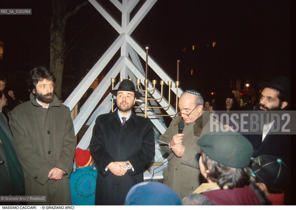 Caption: Nome:.FESTA DI CHANUKKAH : IL RABBINO ROBERTO DELLA ROCCA CON IL SINDACO DI VENEZIA  MASSIMO CACCIARI ..Localizzazione:.VENEZIA /CANNAREGIO / GHETTO VECCHIO / CASA DI RIPOSO ISRAELITICA  .VENICE /  CANNAREGIO / GHETTO  VECCHIO / JEWISH REST HOME  .Soggetto:.FESTA DI CHANUKKAH ( CHANUCCA) / IL RABBINO ROBERTO DELLA ROCCA CON IL SINDACO DI VENEZIA  MASSIMO CACCIARI  .JEWISH RELIGION / FEAST OF HANUKAH / THE RABBI ROBERTO DELLA ROCCA WITH THE MAYOR OF VENICE MASSIMO CACCIARI  .Cronologia:...Autore:...Stile:...Editori Stampatori:...Committenza:...Materia e Tecnica:...Collocazione:...Note:...Riproduzione Fotografica:.Graziano Arici/Rosebud2  ..Copyright:.Graziano Arici/Rosebud2/  ..Data:.1994..Costo:.A..Key:.RITI  PERSONAGGI  .RITES  PEOPLE