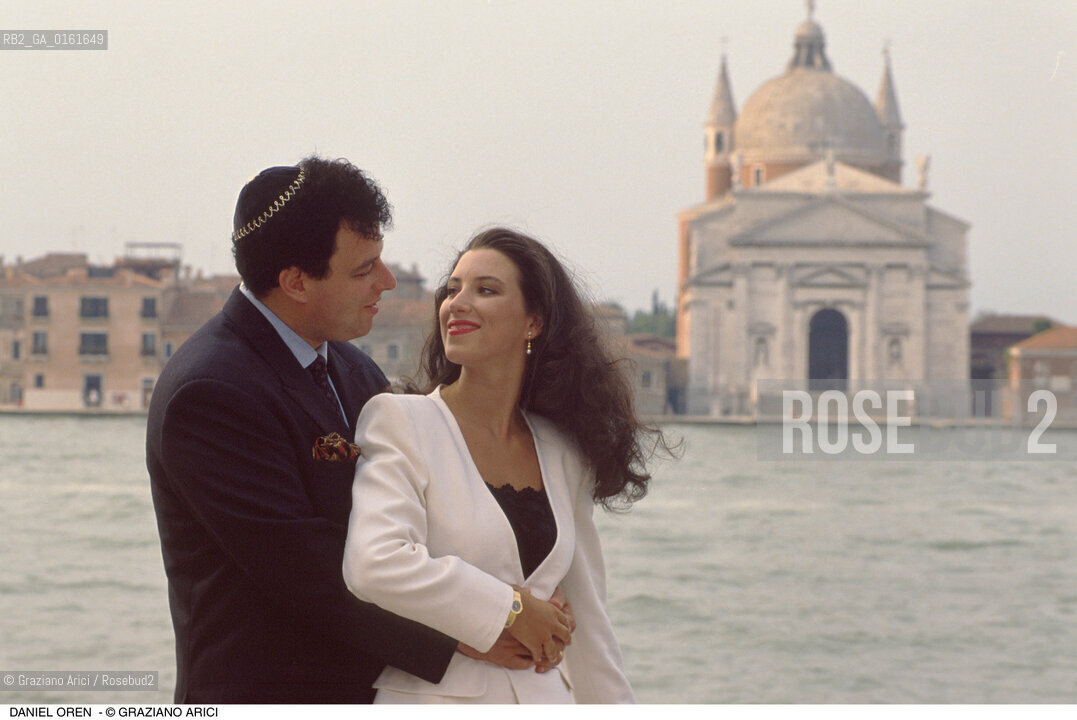 Caption: Nome: .OREN DANIEL.Descrizione: .MUSICA CLASSICA DIRETTORE DORCHESTRA/CON LA MOGLIE/SULLO SFONDO LA CHIESA DEL REDENTORE A VENEZIA.Credit: ©Graziano Arici/Rosebud2 / Costo: .A.Nazione: .ISRAELE.Cittˆ: .VENEZIA.Data: .1991