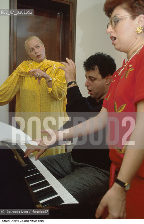 Caption: Nome: .OREN DANIEL.Descrizione: .MUSICA CLASSICA DIRETTORE DORCHESTRA/AL PIANOFORTE CON LE CANTANTI LIRICHE VALENTINI TERRANI E MARCELLA PEULA.Credit: ©Graziano Arici/Rosebud2 / Costo: .A.Nazione: .ISRAELE.Cittˆ: ..Data: .1991