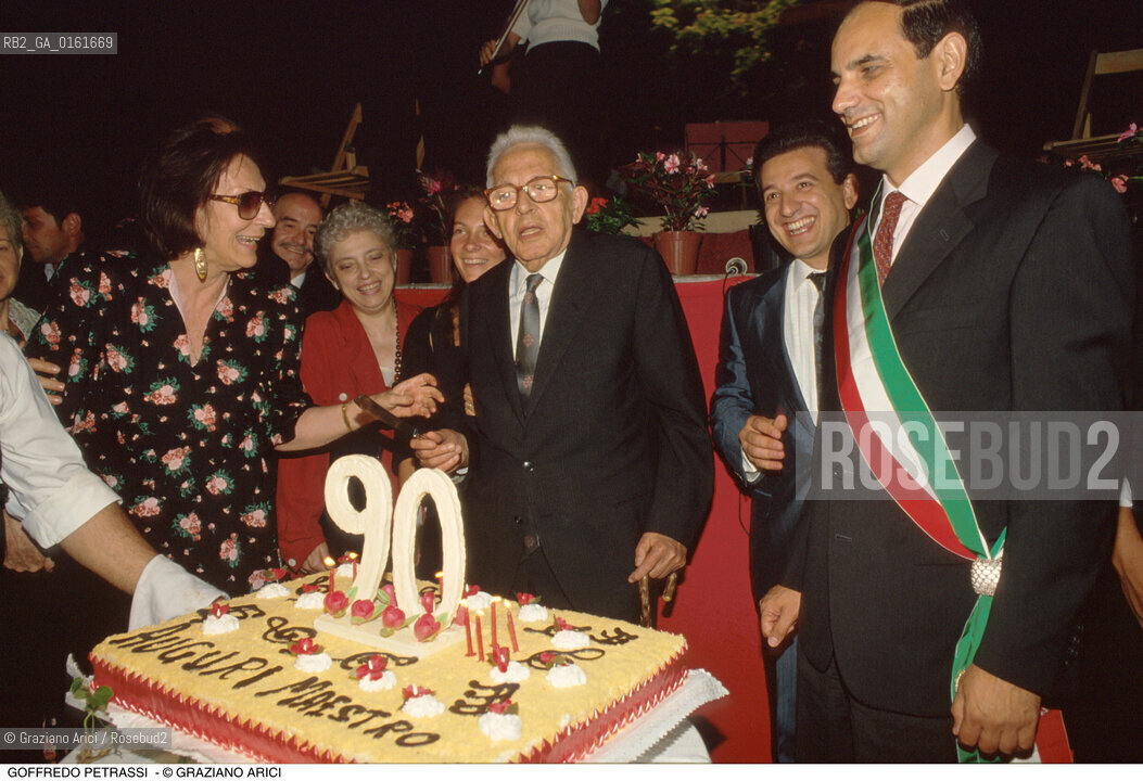 Caption: Nome: .PETRASSI GOFFREDO.Descrizione: .MUSICA CLASSICA COMPOSITORE CONTEMPORANEO/CON LA MOGLIE E LA FIGLIA ED IL SINDACO DI VALLEROTONDA IL GIORNO DEL SUO NOVANTESIMO COMPLEANNO/TORTA.Credit: ©Graziano Arici/Rosebud2 / Costo: .A.Nazione: .ITALIA.Cittˆ: .ZAGAROLO.Data: .1990