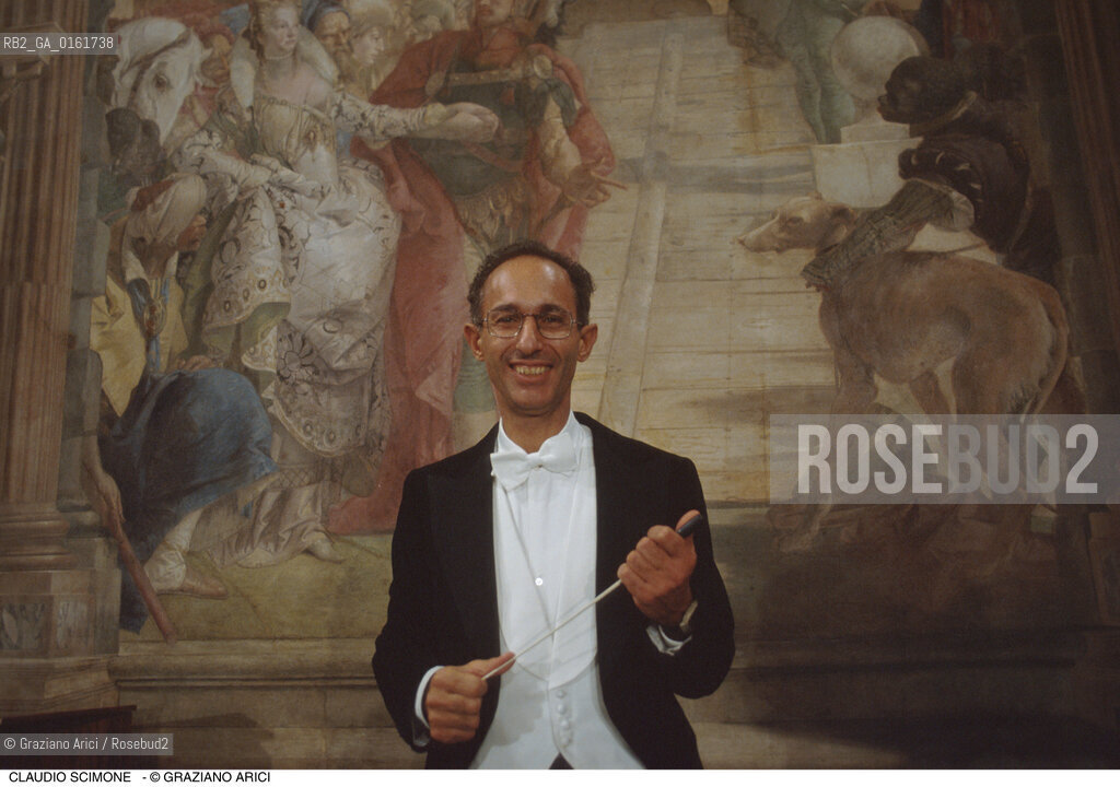 Caption: Nome: .SCIMONE CLAUDIO.Descrizione: .MUSICA CLASSICA DIRETTORE DORCHESTRA I SOLISTI VENETI/NEL PALAZZO LABIA.Credit: ©Graziano Arici/Rosebud2 / Costo: .A.Nazione: .ITALIA.Cittˆ: ..Data: .1994