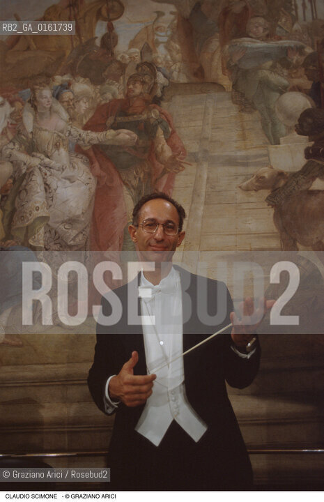 Caption: Nome: .SCIMONE CLAUDIO.Descrizione: .MUSICA CLASSICA DIRETTORE DORCHESTRA I SOLISTI VENETI/NEL PALAZZO LABIA.Credit: ©Graziano Arici/Rosebud2 / Costo: .A.Nazione: .ITALIA.Cittˆ: ..Data: .1994