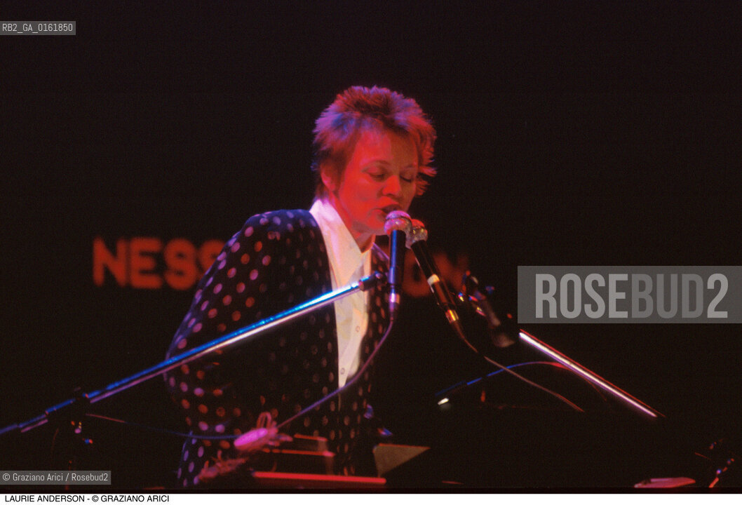 Caption: Nome: .ANDERSON LAURIE.Descrizione: .MUSICA ELETTRONICA ROCK MULTIMEDIA COMPOSITRICE CONTEMPORANEA CANTANTE VIOLINISTA.Credit: ©Graziano Arici/Rosebud2 / Costo: .A.Nazione: .USA.Cittˆ: ..Data: .1996