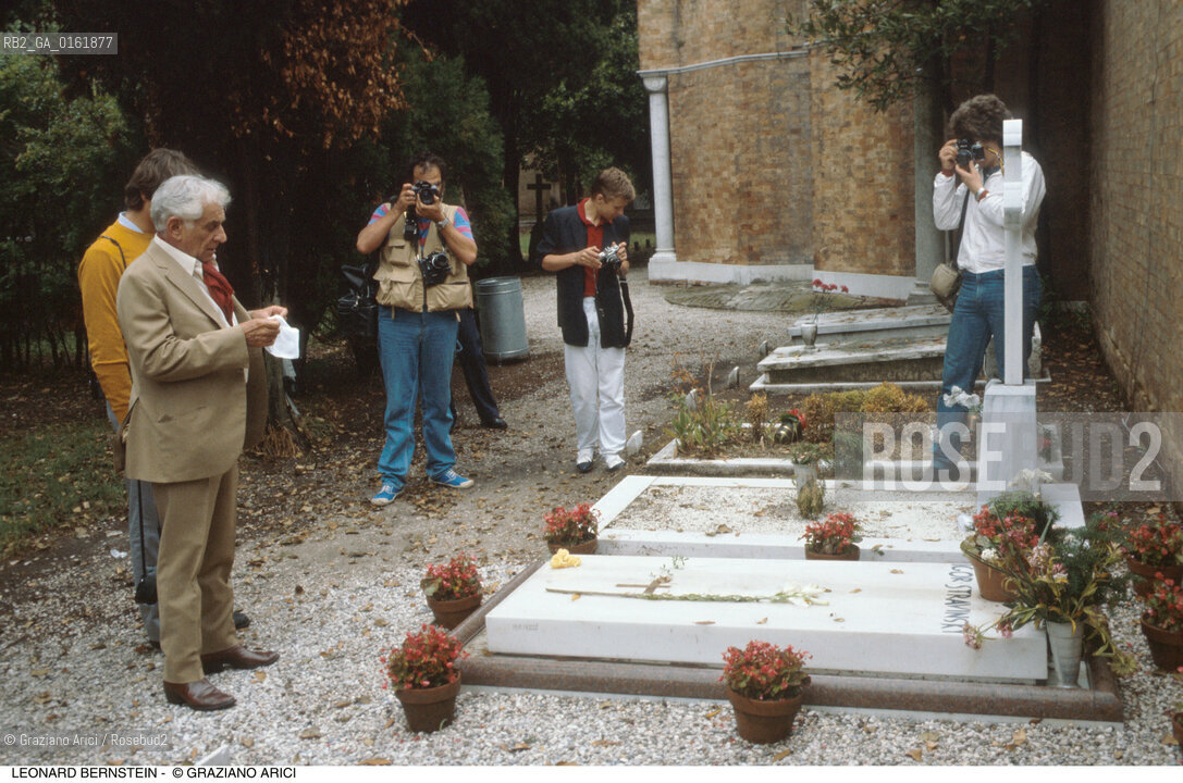 Caption: Nome: .BERNSTEIN LEONARD.Descrizione: .MUSICA CLASSICA COMPOSITORE DIRETTORE DORCHESTRA/DAVANTI ALLA TOMBA DI IGOR STRAVINSKIJ AL CIMITERO SAN MICHELE DI VENEZIA.Credit: ©Graziano Arici/Rosebud2 / Costo: .A.Nazione: .USA.Cittˆ: .VENEZIA.Data: .1994