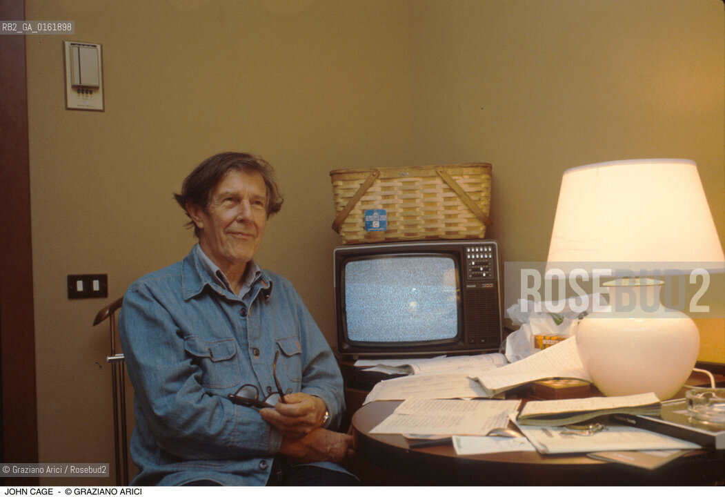 Caption: Nome: .CAGE JOHN.Descrizione: .MUSICA CLASSICA COMPOSITORE CONTEMPORANEO/CON SPARTITI/ABATJOUR.Credit: ©Graziano Arici/Rosebud2 / Costo: .A.Nazione: .USA.Cittˆ: ..Data: .1993
