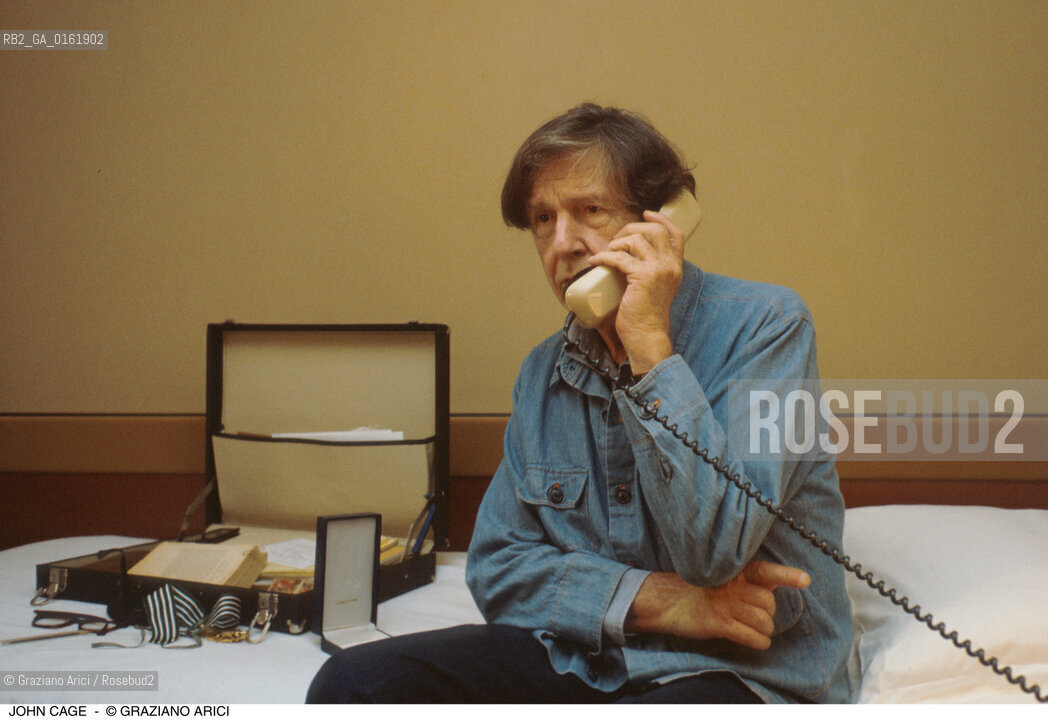 Caption: Nome: .CAGE JOHN.Descrizione: .MUSICA CLASSICA COMPOSITORE CONTEMPORANEO/AL TELEFONO/VALIGETTA.Credit: ©Graziano Arici/Rosebud2 / Costo: .A.Nazione: .USA.Cittˆ: ..Data: .1993