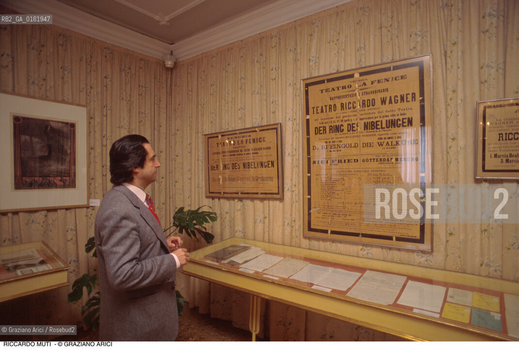 Caption: Nome: .MUTI RICCARDO.Descrizione: .MUSICA CLASSICA DIRETTORE DORCHESTRA/NELLA STANZA DOVE MORI IL COMPOSITORE RICHARD WAGNER A VENEZIA/PIANOFORTE.Credit: ©Graziano Arici/Rosebud2 / Costo: .A.Nazione: .ITALIA.Cittˆ: ..Data: .1994