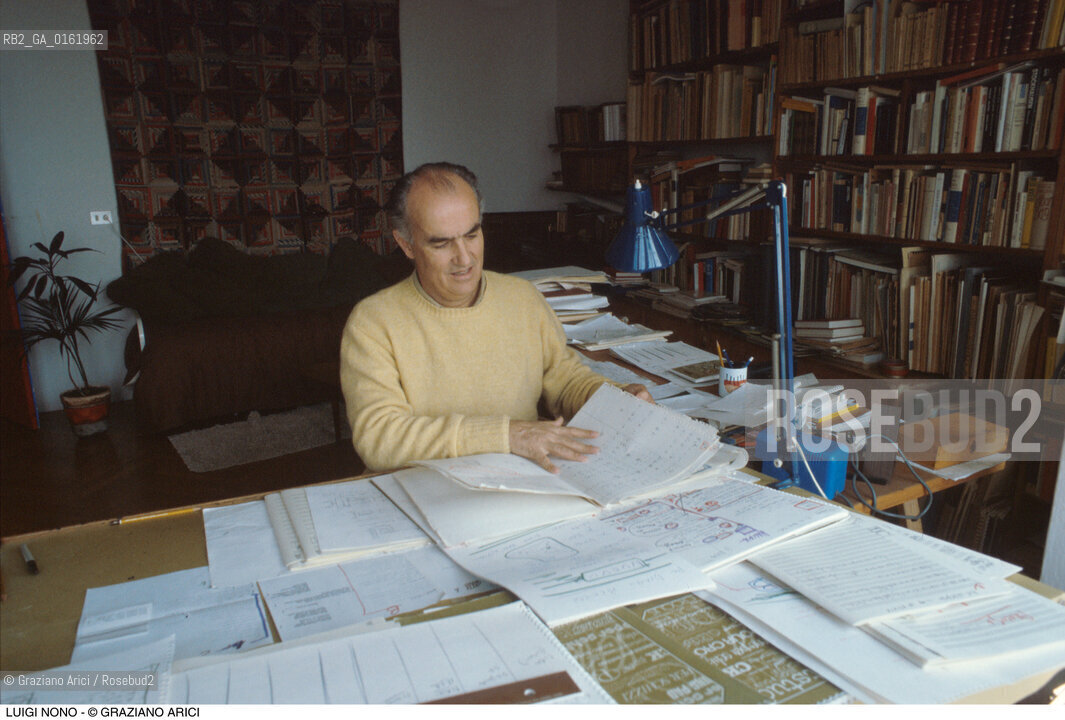 Caption: Nome: .NONO LUIGI.Descrizione: .MUSICA CLASSICA ELETTRONICA COMPOSITORE CONTEMPORANEO/CON SPARTITI NELLA SUA CASA.Credit: ©Graziano Arici/Rosebud2 / Costo: .A.Nazione: .ITALIA.Cittˆ: ..Data: .1983