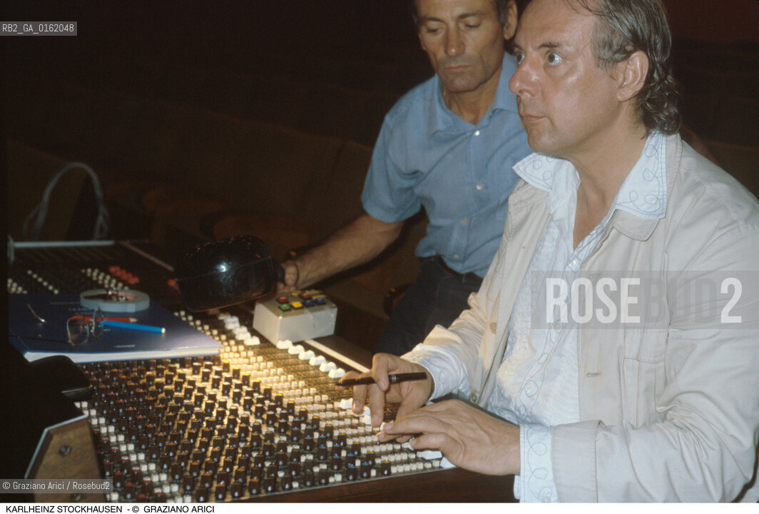 Caption: Nome: .STOCKHAUSEN KARLHEINZ.Descrizione: .MUSICA CLASSICA ELETTRONICA COMPOSITORE CONTEMPORANEO/CON IL DIRETTORE DORCHESTRA ZOLTAN PESKO/SPARTITO.Credit: ©Graziano Arici/Rosebud2 / Costo: .A.Nazione: .GERMANIA.Cittˆ: ..Data: .1989