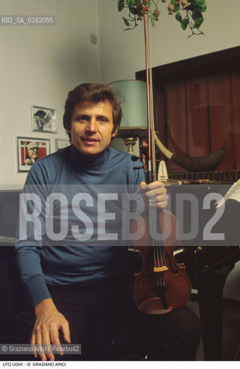 Caption: Nome: .UGHI UTO.Descrizione: .MUSICA CLASSICA VIOLINISTA/CON VIOLINO E PIANOFORTE NELLA SUA CASA.Credit: ©Graziano Arici/Rosebud2 / Costo: .A.Nazione: .ITALIA.Cittˆ: ..Data: .1987