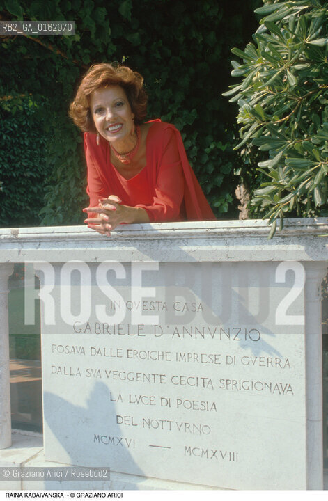 Caption: Nome: .KABAIVANSKA RAINA.Descrizione: .MUSICA CLASSICA CANTANTE LIRICA SOPRANO/APPOGGIATA AD UNA LAPIDE IN RICORDO DI GABRIELE DANNUNZIO A VENEZIA.Credit: ©Graziano Arici/Rosebud2 / Costo: .A.Nazione: .BULGARIA/ITALIA.Cittˆ: .VENEZIA.Data: .1988