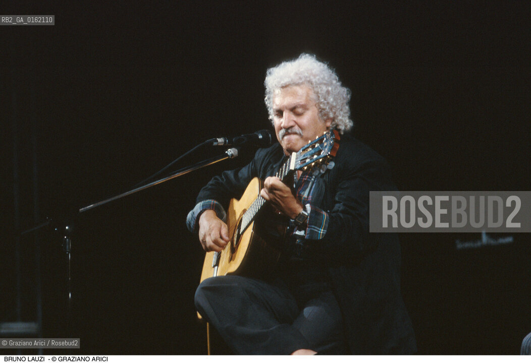 Caption: Nome: .LAUZI BRUNO.Descrizione: .MUSICA POP CANTAUTORE/ALLA CHITARRA.Credit: ©Graziano Arici/Rosebud2 / Costo: .A.Nazione: .ITALIA.Cittˆ: ..Data: .1988