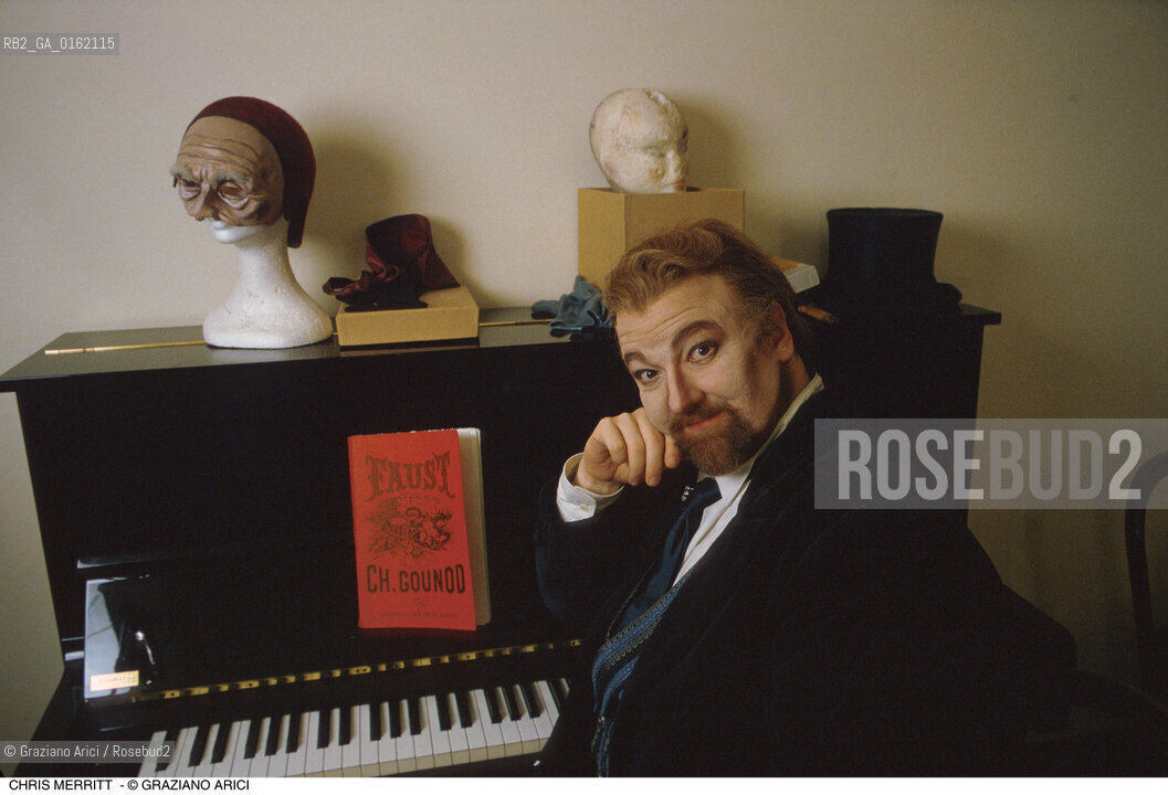 Caption: Nome: .MERRITT CHRIS.Descrizione: .MUSICA CLASSICA CANTANTE LIRICO TENORE/PIANOFORTE CON SPARTITO FAUST/MASCHERA.Credit: ©Graziano Arici/Rosebud2 / Costo: .A.Nazione: .USA.Cittˆ: ..Data: .1995