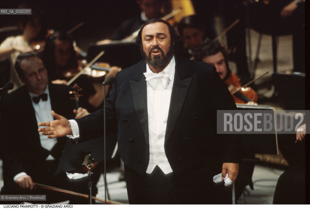 Caption: Nome: .PAVAROTTI LUCIANO.Descrizione: .MUSICA CLASSICA CANTANTE LIRICO TENORE/CON ORCHESTRA SULLO SFONDO.Credit: ©Graziano Arici/Rosebud2 / Costo: .A.Nazione: .ITALIA.Cittˆ: ..Data: .1994