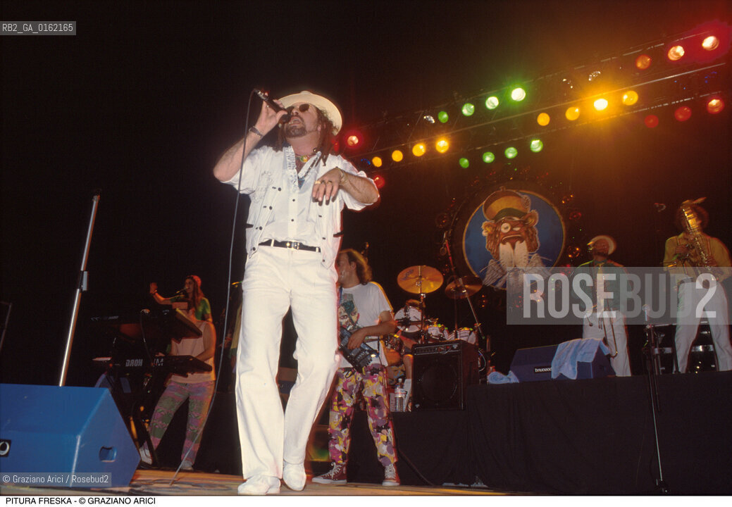 Caption: Nome: .PITURA FRESKA.Descrizione: .MUSICA REGGAE POP/IL CANTANTE SIR OLIVER SKARDY alias GAETANO SCARDICCHIO CON CAPPELLO E OCCHIALI DA SOLE.Credit: ©Graziano Arici/Rosebud2 / Costo: .A.Nazione: .ITALIA.Cittˆ: ..Data: .1997