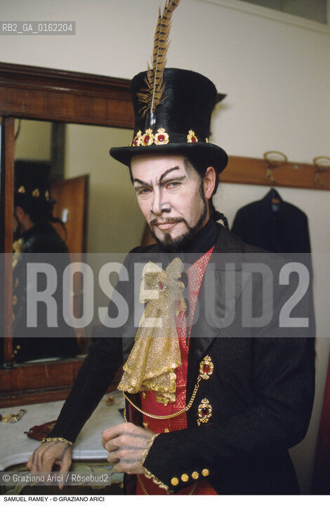 Caption: Nome: .RAMEY SAMUEL.Descrizione: .MUSICA CLASSICA CANTANTE LIRICO BASSO-BARITONO/IN COSTUME DEL FAUST IN CAMERINO VICINO ALLO SPECCHIO/CAPPELLO .Credit: ©Graziano Arici/Rosebud2 / Costo: .A.Nazione: .USA.Cittˆ: ..Data: .1994