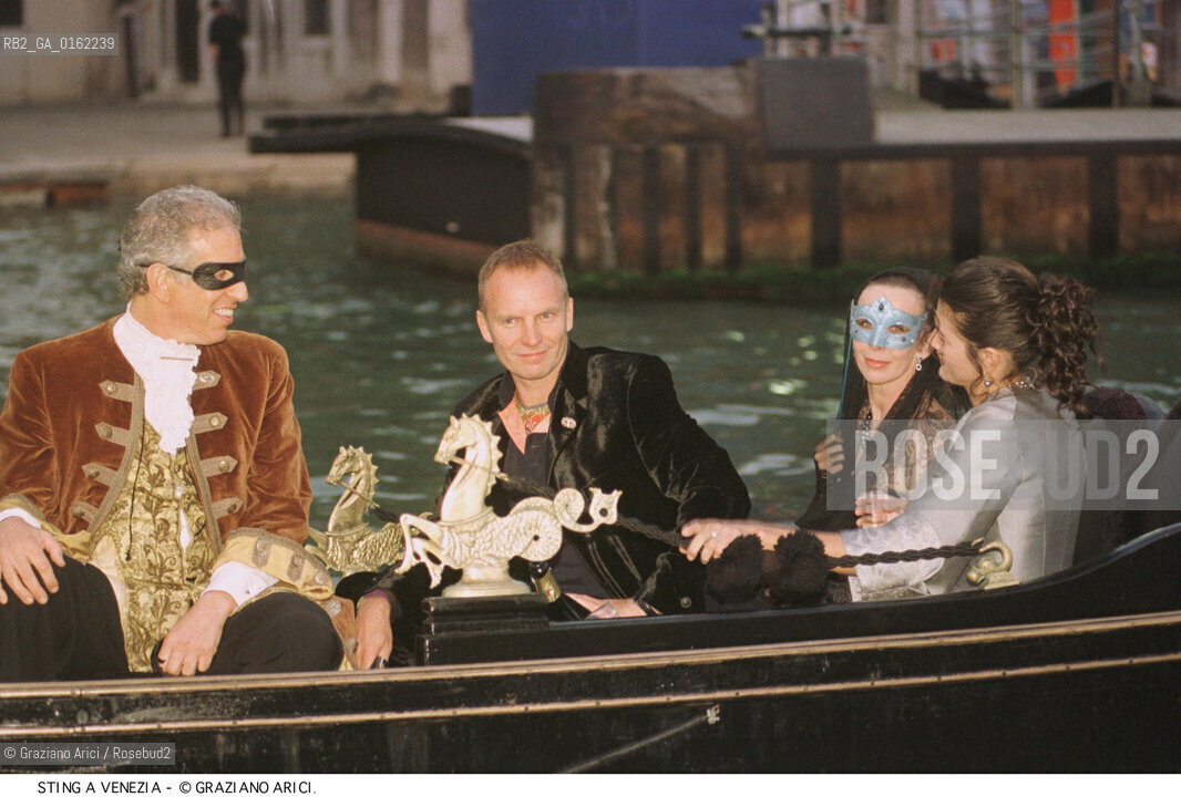 Nome: .STING.Descrizione: .alias GORDON SUMMER/MUSICA ROCK POP CANTANTE/IN MASCHERA IN GONDOLA A VENEZIA .Credit: ©Graziano Arici/Rosebud2 / Costo: .A.Nazione: .GRAN BRETAGNA.Cittˆ: .VENEZIA.Data: .1997.
