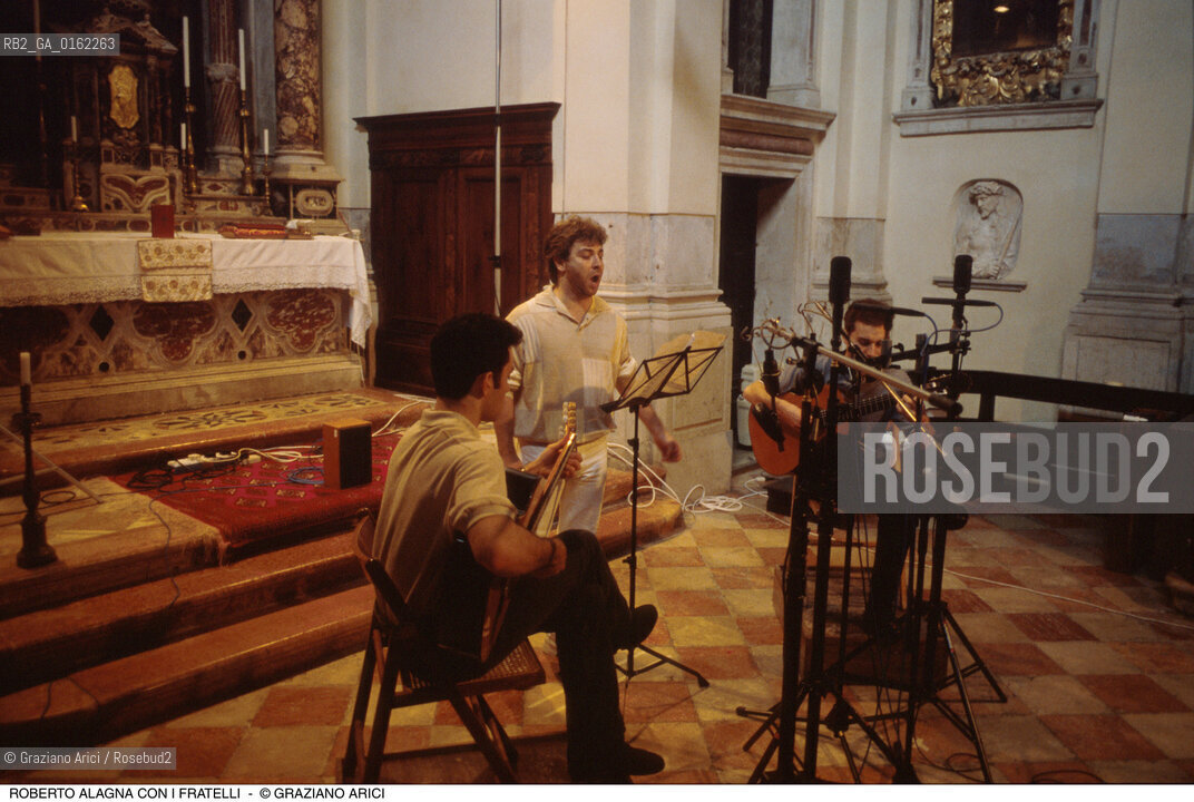 Caption: Nome: .ALAGNA ROBERTO.Descrizione: .MUSICA CLASSICA CANTANTE LIRICO TENORE/CON I FRATELLI ALLE CHITARRE NELLA CHIESA DEGLI ARMENI.Credit: ©Graziano Arici/Rosebud2 / Costo: .A.Nazione: .FRANCIA.Cittˆ: ..Data: .1996