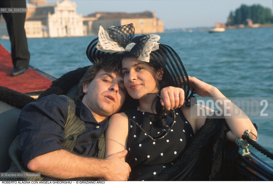 Caption: Nome: .ALAGNA ROBERTO.Descrizione: .MUSICA CLASSICA CANTANTE LIRICO TENORE/CON LA MOGLIE SOPRANO ANGELA GHEORGHIU IN GONDOLA A VENEZIA/CAPPELLO.Credit: ©Graziano Arici/Rosebud2 / Costo: .A.Nazione: .FRANCIA.Cittˆ: .VENEZIA.Data: .1996