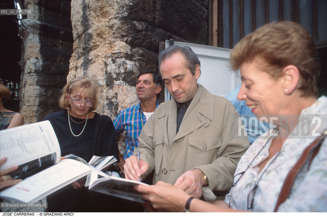 Caption: Nome: .CARRERAS JOSE.Descrizione: .MUSICA CLASSICA CANTANTE LIRICO TENORE/FIRMA AUTOGRAFI A FANS DAVANTI ALLARENA DI VERONA.Credit: ©Graziano Arici/Rosebud2 / Costo: .A.Nazione: .SPAGNA.Cittˆ: .VERONA.Data: .1985