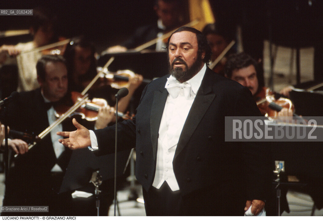Caption: Nome: .PAVAROTTI LUCIANO.Descrizione: .MUSICA CLASSICA CANTANTE LIRICO TENORE/CON ORCHESTRA SULLO SFONDO.Credit: ©Graziano Arici/Rosebud2 / Costo: .A.Nazione: .ITALIA.Cittˆ: ..Data: .1994